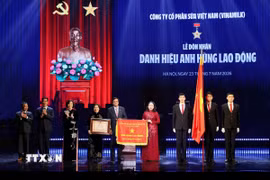 Đồng chí Võ Thị Ánh Xuân, Bí thư Trung ương Đảng, Phó Chủ tịch nước, Phó Chủ tịch Thứ nhất Hội đồng Thi đua-Khen thưởng Trung ương, trao Danh hiệu Anh hùng Lao động lần thứ 2 cho Công ty Cổ phần Sữa Việt Nam. (Ảnh: An Đăng/TTXVN)
