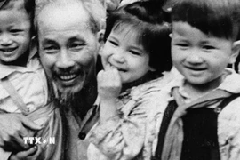 Bác Hồ và các cháu thiếu nhi Thủ đô, năm 1955. (Ảnh: Tư liệu/TTXVN phát)