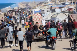 Người dân Palestine trở về nhà tại Dải Gaza, ngày 10/10. (Ảnh: THX/TTXVN)