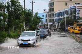 Tuyến đường bị ngập sau những trận mưa lớn do ảnh hưởng của bão Matmo tại tỉnh Hải Nam, Trung Quốc. (Ảnh: THX/TTXVN)