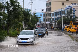 Tuyến đường bị ngập sau những trận mưa lớn do ảnh hưởng của bão Matmo tại tỉnh Hải Nam, Trung Quốc. (Ảnh: THX/TTXVN)