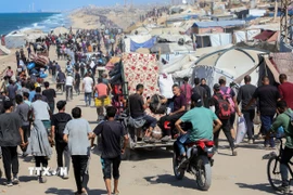 Người dân Palestine trở về nhà tại Dải Gaza, ngày 10/10. (Ảnh: THX/TTXVN)