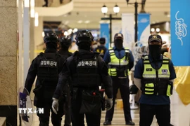 Cảnh sát tuần tra tại ga tàu điện ngầm Seohyeon, phía Nam thủ đô Seoul, Hàn Quốc. (Ảnh: Yonhap/TTXVN)