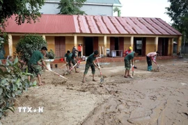 Cán bộ chiến sỹ Tiểu đoàn 6, Trung đoàn 12, Sư đoàn 3, Quân khu 1 giúp Trường Trung học cơ sở xã Yên Bình, tỉnh Lạng Sơn thu dọn vệ sinh trường lớp học. (Ảnh: Văn Đạt/TTXVN)