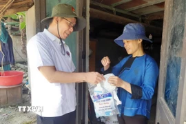 Đoàn y tế Gia Lai, Cao Bằng tặng túi thuốc cho người dân xã Lũng Nặm (Cao Bằng). (Ảnh: TTXVN phát)