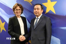 Quyền Bộ trưởng Bộ Nông nghiệp và Môi trường, Trần Đức Thắng và Cao ủy châu Âu về Môi trường, Nguồn nước và Kinh tế tuần hoàn, Jessica Raswall. (Ảnh: Hương Giang/TTXVN)