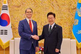 Tổng thống Hàn Quốc Lee Jae Myung (phải) và Bộ trưởng Tài chính Hoa Kỳ Scott Bessent gặp nhau tại Nhà Xanh. (Nguồn: Phủ Tổng thống Hàn Quốc)