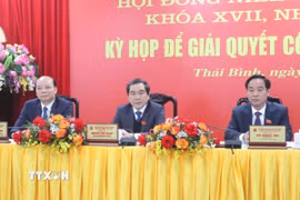 Đoàn chủ tọa điều hành Kỳ họp Hội đồng Nhân dân tỉnh Thái Bình khóa XVII, nhiệm kỳ 2021-2026. (Ảnh: Vũ Quang/TTXVN)