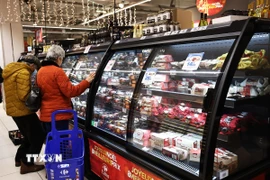 Người dân mua sắm tại siêu thị ở Paris, Pháp. (Ảnh: THX/TTXVN)