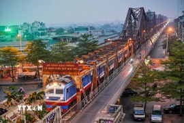 Tàu hỏa qua cầu Long Biên. (Nguồn: TTXVN)