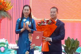 Bà Bùi Thị Quỳnh Vân, Phó Trưởng Ban Tổ chức Trung ương trao Quyết định của Bộ Chính trị cho ông Nguyễn Mạnh Hùng. (Ảnh: Quốc Dũng/TTXVN)