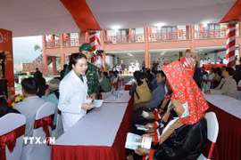 Lực lượng quân y hai nước Việt Nam-Trung Quốc phối hợp khám bệnh cho người dân. (Ảnh: TTXVN phát)