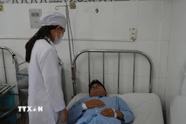 Thuyền viên Thái Văn Thịnh được chăm sóc y tế tại Bệnh viện đa khoa Ninh Thuận (tỉnh Khánh Hòa). (Ảnh: Nguyễn Thành/TTXVN)