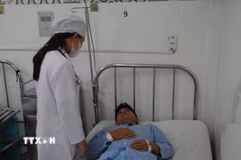 Thuyền viên Thái Văn Thịnh được chăm sóc y tế tại Bệnh viện đa khoa Ninh Thuận (tỉnh Khánh Hòa). (Ảnh: Nguyễn Thành/TTXVN)