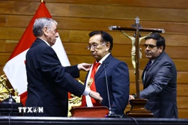 Ông Jose Balcazar (giữa) trong lễ nhậm chức Tổng thống lâm thời Peru tại Lima ngày 18/2. (Ảnh: THX/TTXVN)