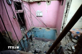 Hiện trường vụ nổ làm sập nhà tại thành phố Karachi, Pakistan. (Ảnh: THX/TTXVN)