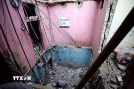 Hiện trường vụ nổ làm sập nhà tại thành phố Karachi, Pakistan. (Ảnh: THX/TTXVN)
