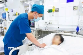 Điều trị cho bệnh nhân mắc sốt xuất huyết tại Bệnh viện Nhân dân Gia Định Thành phố Hồ Chí Minh. (Ảnh: TTXVN phát)