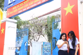 Cử tri đủ tròn 18 tuổi học tại Trường THPT Lý Tự Trọng, phường Nha Trang, tỉnh Khánh Hòa tìm hiểu thông tin về các ứng cử viên trên không gian số. (Ảnh: Phan Sáu/TTXVN)