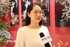 Chị Ngô Thị Huyền Trang, nghiên cứu sinh Tiến sỹ tại Đại học Ngôn ngữ Bắc Kinh, trả lời phỏng vấn phóng viên TTXVN tại Bắc Kinh. (Ảnh: Quang Hưng/TTXVN)