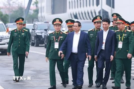 Thủ tướng Phạm Minh Chính làm việc với Bộ Quốc phòng về phát triển công nghiệp quốc phòng công nghệ cao. (Ảnh: Dương Giang/TTXVN)