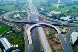 Nút giao kết nối Vành đai 3 với cao tốc Bến Lức-Long Thành và tuyến Thành phố Hồ Chí Minh-Trung Lương cơ bản đã hoàn thành, sẵn sàng cho giai đoạn hoàn thiện. (Ảnh: Giang Phương/TTXVN)