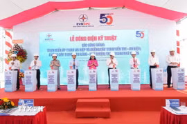Các đại biểu thực hiện nghi thức bấm nút khởi động cho các công trình trạm biến áp và đường dây 110kV tỉnh Bến Tre. (Ảnh: Công Trí/TTXVN)