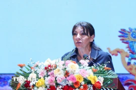Bà Anne Hidalgo, Thị trưởng Paris, Chủ tịch Hiệp hội quốc tế các thị trưởng nói tiếng Pháp AIMF phát biểu tại hội nghị. (Ảnh: Mai Trang/TTXVN)