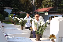 Khu di tích Ngã ba Đồng Lộc đã đón nhiều đoàn khách trong và ngoài tỉnh đến dâng hương, tri ân các anh hùng liệt sỹ. (Ảnh: Hoàng Ngà/TTXVN)