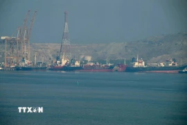Tàu chở dầu tại cảng container Khor Fakkan, cảng nước sâu ở ngoài khơi thành phố Sharjah, Các Tiểu vương quốc Arab thống nhất, dọc eo biển Hormuz. (Ảnh: philstar.com/TTXVN)