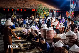 Phiên chợ nón làng Chuông họp theo các ngày 4, 10, 14, 20, 24 và 30 âm lịch hằng tháng, diễn ra từ khoảng 4 giờ 30-7 giờ sáng. (Ảnh: Vân Chi/TTXVN phát)
