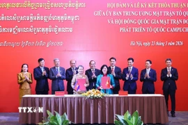 Chủ tịch Ủy ban Trung ương Mặt trận Tổ quốc Việt Nam Bùi Thị Minh Hoài và Chủ tịch Hội đồng Quốc gia Mặt trận Đoàn kết Phát triển Tổ quốc Campuchia Men Sam An ký Thỏa thuận hợp tác giữa hai tổ chức giai đoạn 2026-2031. (Ảnh: Minh Đức/TTXVN)