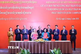 Chủ tịch Ủy ban Trung ương Mặt trận Tổ quốc Việt Nam Bùi Thị Minh Hoài và Chủ tịch Hội đồng Quốc gia Mặt trận Đoàn kết Phát triển Tổ quốc Campuchia Men Sam An ký Thỏa thuận hợp tác giữa hai tổ chức giai đoạn 2026-2031. (Ảnh: Minh Đức/TTXVN)