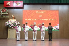 Bộ trưởng Lương Tam Quang trao Quyết định thành lập Trung tâm Dữ liệu quốc gia. (Ảnh: Công an cung cấp)