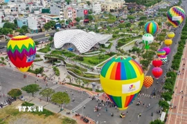 Công viên APEC, nằm cạnh bên sông Hàn - điểm thu hút đông du khách đến tham quan du lịch thành phố Đà Nẵng. (Ảnh: Trần Lê Lâm/TTXVN)