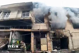 Khói bốc lên từ tòa nhà tại Tehran, Iran sau cuộc tấn công do lực lượng Mỹ-Israel tiến hành ngày 11/3. (Ảnh: ANI/TTXVN)