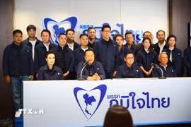 Lãnh đạo đảng Tự hào Thái Lan, ông Anutin Charnvirakul (thứ 2, trái, phía trước) trong cuộc họp báo tại Bangkok sau khi kết quả kiểm phiếu sơ bộ bầu cử Hạ viện Thái Lan được công bố. (Ảnh: THX/TTXVN)
