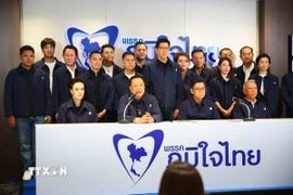 Lãnh đạo đảng Tự hào Thái Lan, ông Anutin Charnvirakul (thứ 2, trái, phía trước) trong cuộc họp báo tại Bangkok sau khi kết quả kiểm phiếu sơ bộ bầu cử Hạ viện Thái Lan được công bố. (Ảnh: THX/TTXVN)