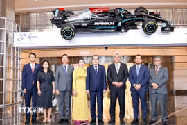Chủ tịch Quốc hội Trần Thanh Mẫn và Phu nhân với lãnh đạo Tập đoàn Petronas. (Ảnh: Doãn Tấn/TTXVN)