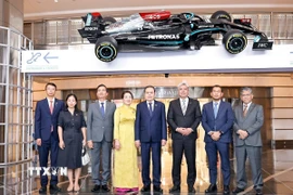 Chủ tịch Quốc hội Trần Thanh Mẫn và Phu nhân với lãnh đạo Tập đoàn Petronas. (Ảnh: Doãn Tấn/TTXVN)