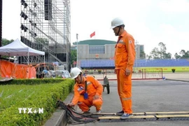 Công nhân EVNHANOI kiểm tra hệ thống điện tại Quảng trường Ba Đình. (Ảnh: Quốc Lũy/TTXVN)