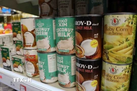 Nước dừa tươi Cocoxim của Công ty Cổ phần xuất nhập khẩu Bến Tre (Betrimex) được người tiêu dùng Bỉ rất ưa chuộng. (Ảnh: Hương Giang/TTXVN)