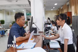 Người dân đến làm thủ tục hành chính tại Trung tâm phục vụ hành chính công phường Sa Đéc, Đồng Tháp. (Ảnh: Nhựt An/TTXVN)