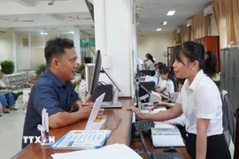 Người dân đến làm thủ tục hành chính tại Trung tâm phục vụ hành chính công phường Sa Đéc, Đồng Tháp. (Ảnh: Nhựt An/TTXVN)