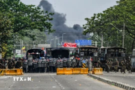 Cảnh sát Myanmar siết chặt an ninh tại quận Hlaingthaya, thành phố Yangon. (Ảnh: AFP/TTXVN)