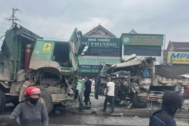 Cú va chạm mạnh khiến xe tải và xe ben hư hỏng nặng, phần đầu của 2 này xe biến dạng hoàn toàn. 