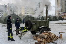 Các nhân viên cứu hộ Ukraine dựng lều tại một điểm sưởi ấm ở Kiev để cung cấp cứu trợ khẩn cấp trong điều kiện thời tiết giá lạnh. (Nguồn: EPA)