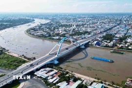 Cầu Trần Hoàng Na bắc qua sông Cần Thơ. (Ảnh: Tuấn Anh/TTXVN)