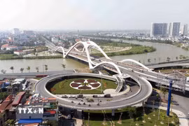 Đường dẫn lên cầu Rào với hình hoa phượng 5 cánh - biểu tượng của thành phố Hải Phòng. (Ảnh: Hoàng Hiếu/TTXVN)
