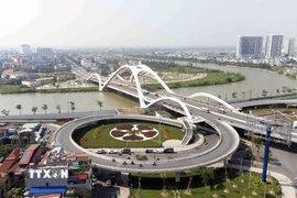 Đường dẫn lên cầu Rào với hình hoa phượng 5 cánh - biểu tượng của thành phố Hải Phòng. (Ảnh: Hoàng Hiếu/TTXVN)